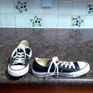 Unisex Converse "All Stars"...Almost New...W/ 7.5  M/ 5.5